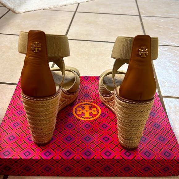Tory Burch size 8 wedges, nude color - Picture 2 of 8